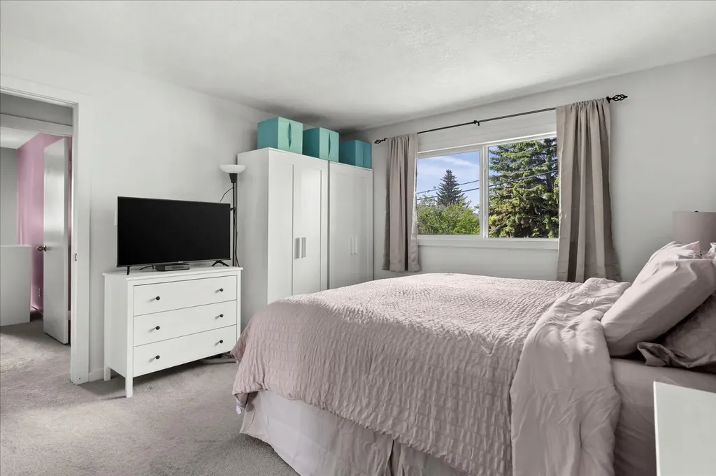 24 Midglen Drive SE Calgary AB T2X 1G7