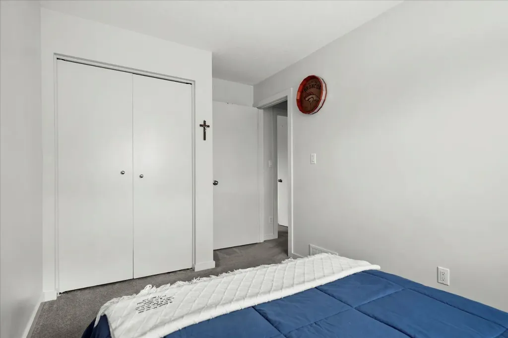24 Midglen Drive SE Calgary AB T2X 1G7
