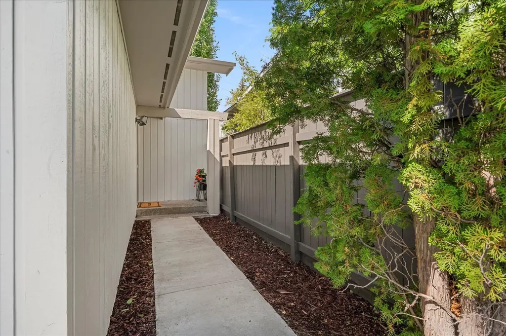 24 Midglen Drive SE Calgary AB T2X 1G7