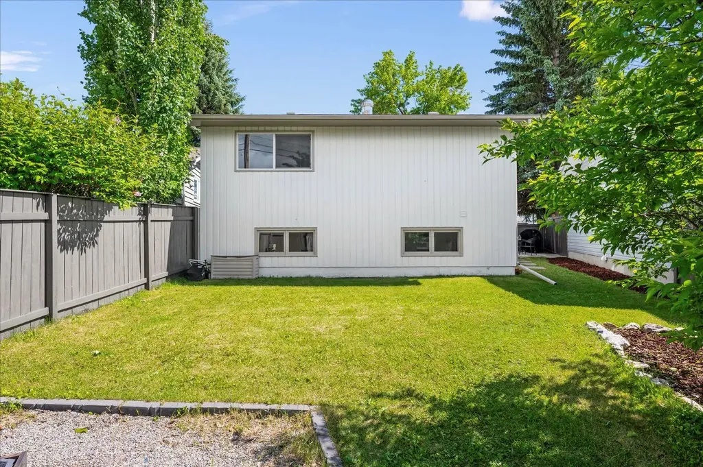 24 Midglen Drive SE Calgary AB T2X 1G7