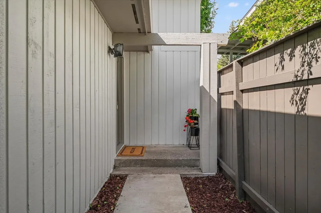 24 Midglen Drive SE Calgary AB T2X 1G7
