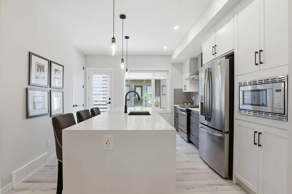 808 Greenbriar Common NW Calgary AB T3B6J2