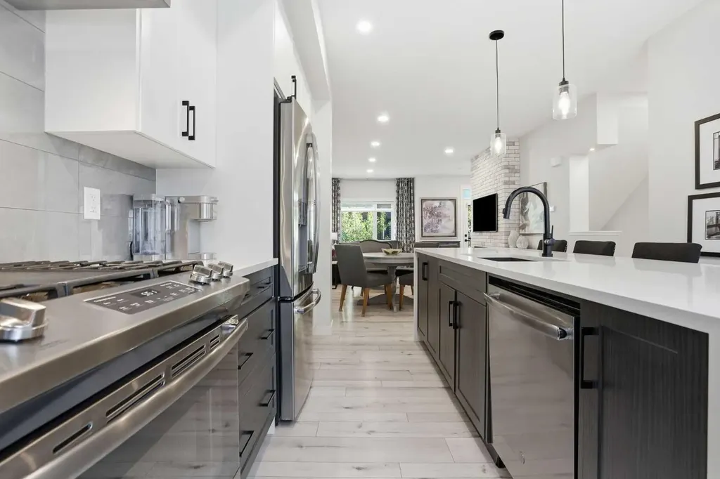 808 Greenbriar Common NW Calgary AB T3B6J2