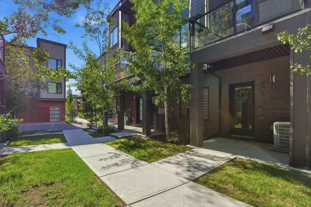 808 Greenbriar Common NW Calgary AB T3B6J2