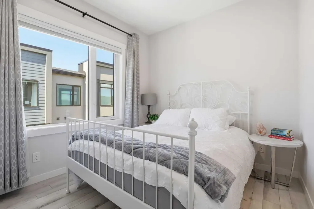 808 Greenbriar Common NW Calgary AB T3B6J2