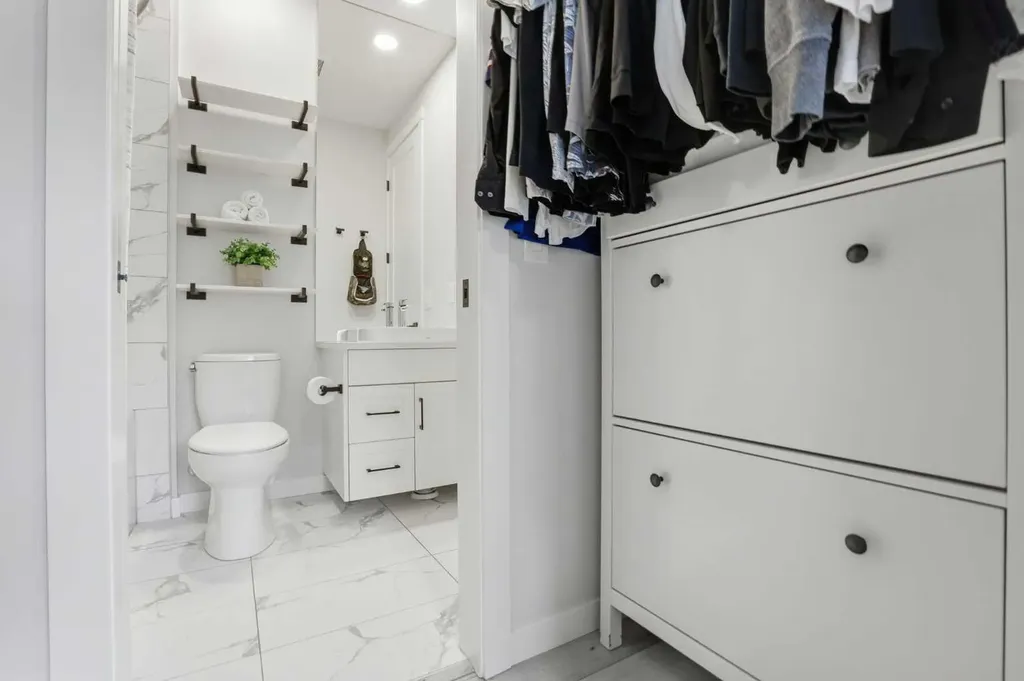808 Greenbriar Common NW Calgary AB T3B6J2