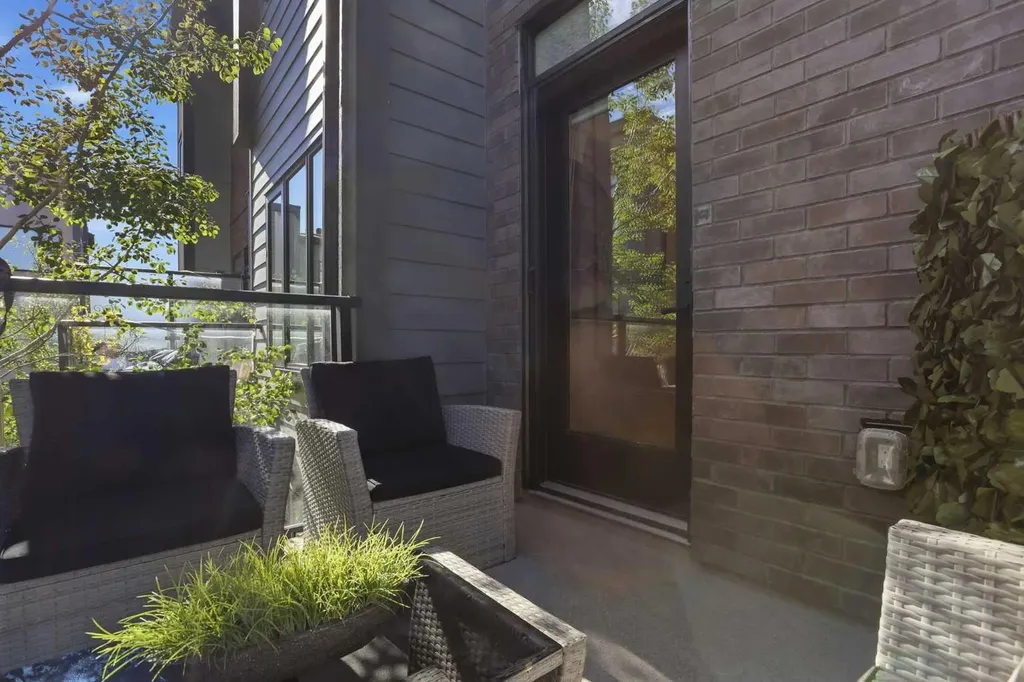 808 Greenbriar Common NW Calgary AB T3B6J2