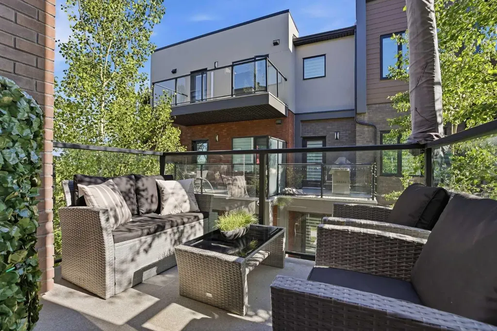 808 Greenbriar Common NW Calgary AB T3B6J2