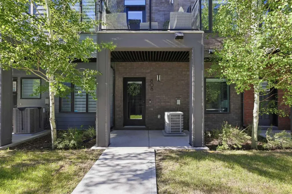 808 Greenbriar Common NW Calgary AB T3B6J2