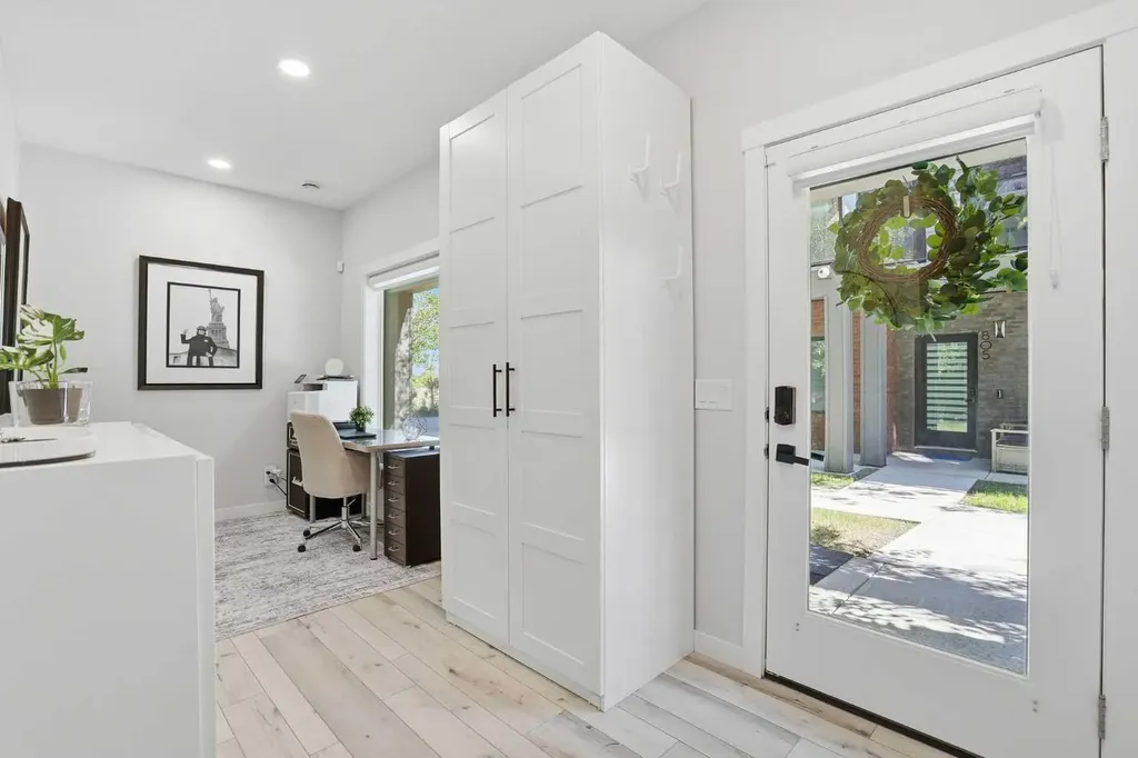 808 Greenbriar Common NW Calgary AB T3B6J2