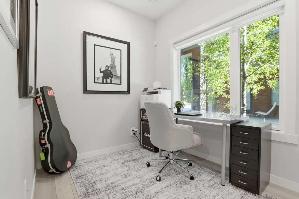 808 Greenbriar Common NW Calgary AB T3B6J2