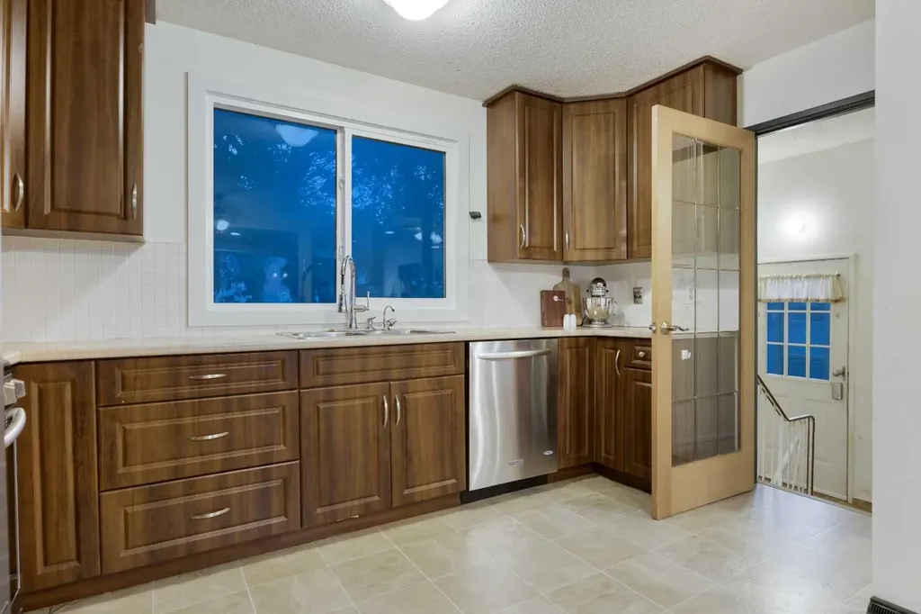 7035 Huntercrest Road NW Calgary AB T2K 4J9