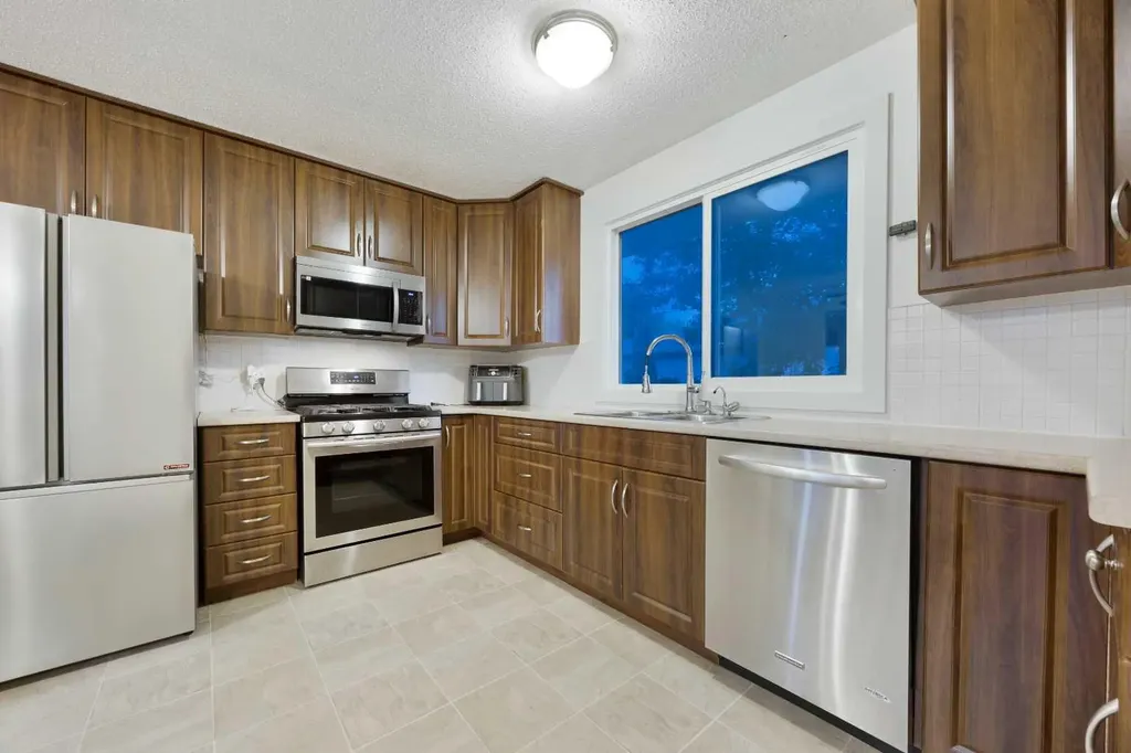 7035 Huntercrest Road NW Calgary AB T2K 4J9