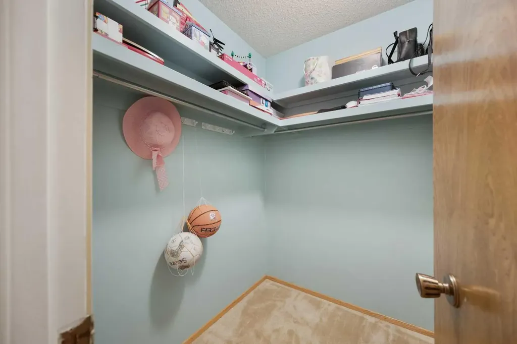 7035 Huntercrest Road NW Calgary AB T2K 4J9