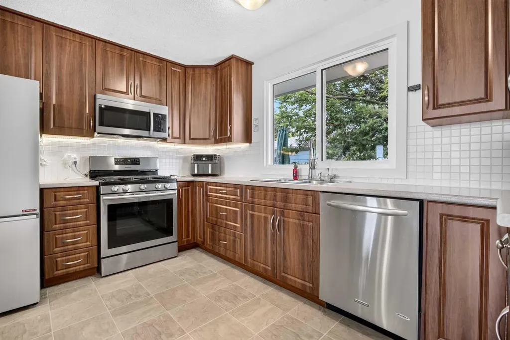 7035 Huntercrest Road NW Calgary AB T2K 4J9
