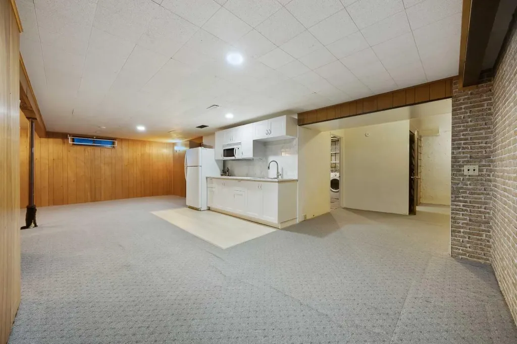 7035 Huntercrest Road NW Calgary AB T2K 4J9