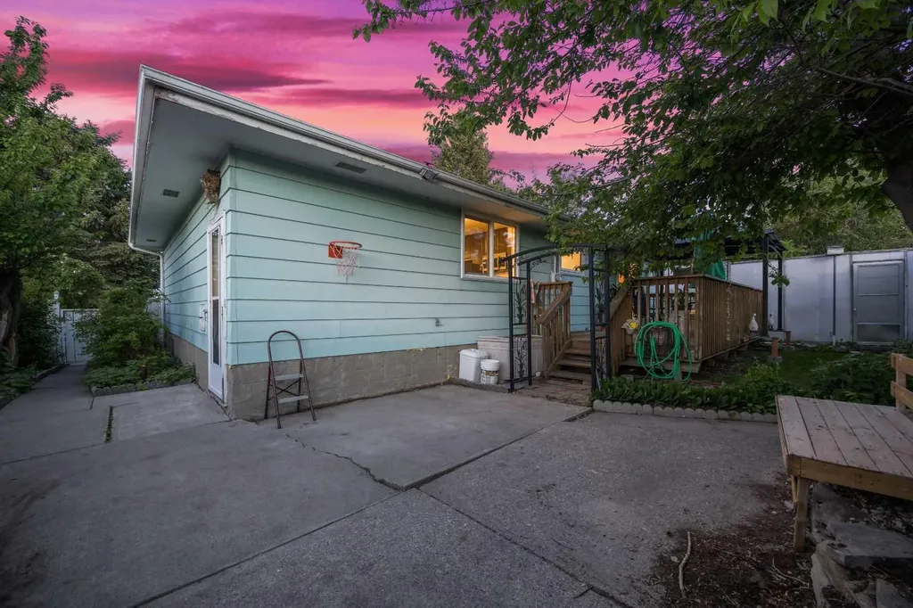 7035 Huntercrest Road NW Calgary AB T2K 4J9