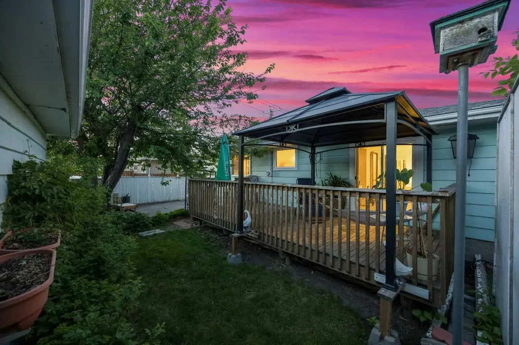 7035 Huntercrest Road NW Calgary AB T2K 4J9