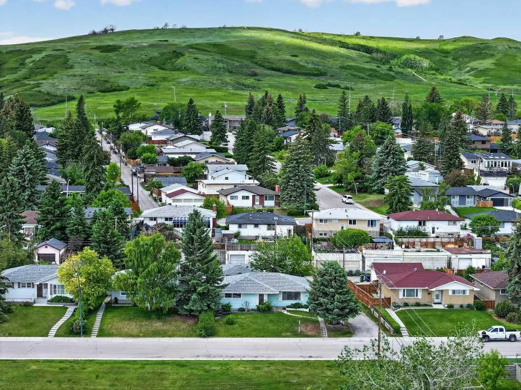7035 Huntercrest Road NW Calgary AB T2K 4J9