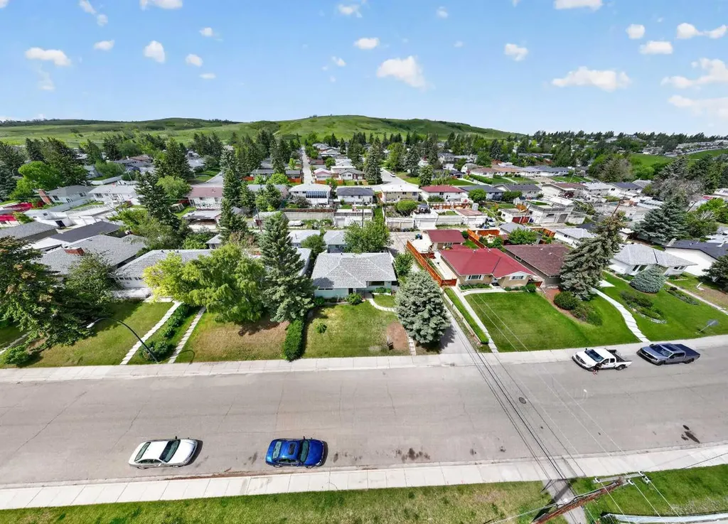 7035 Huntercrest Road NW Calgary AB T2K 4J9