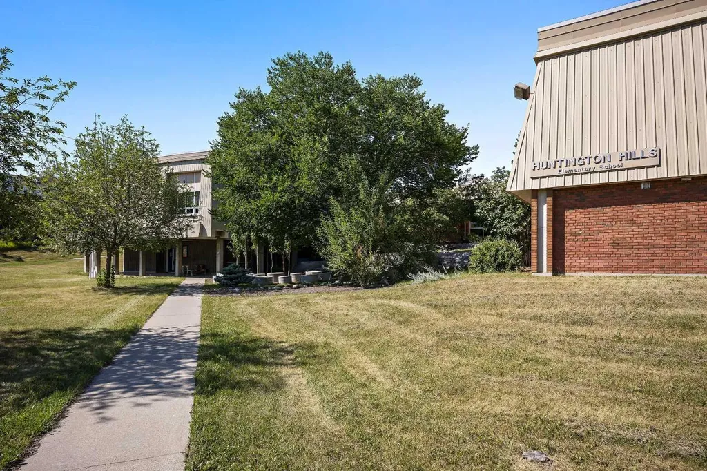 7035 Huntercrest Road NW Calgary AB T2K 4J9