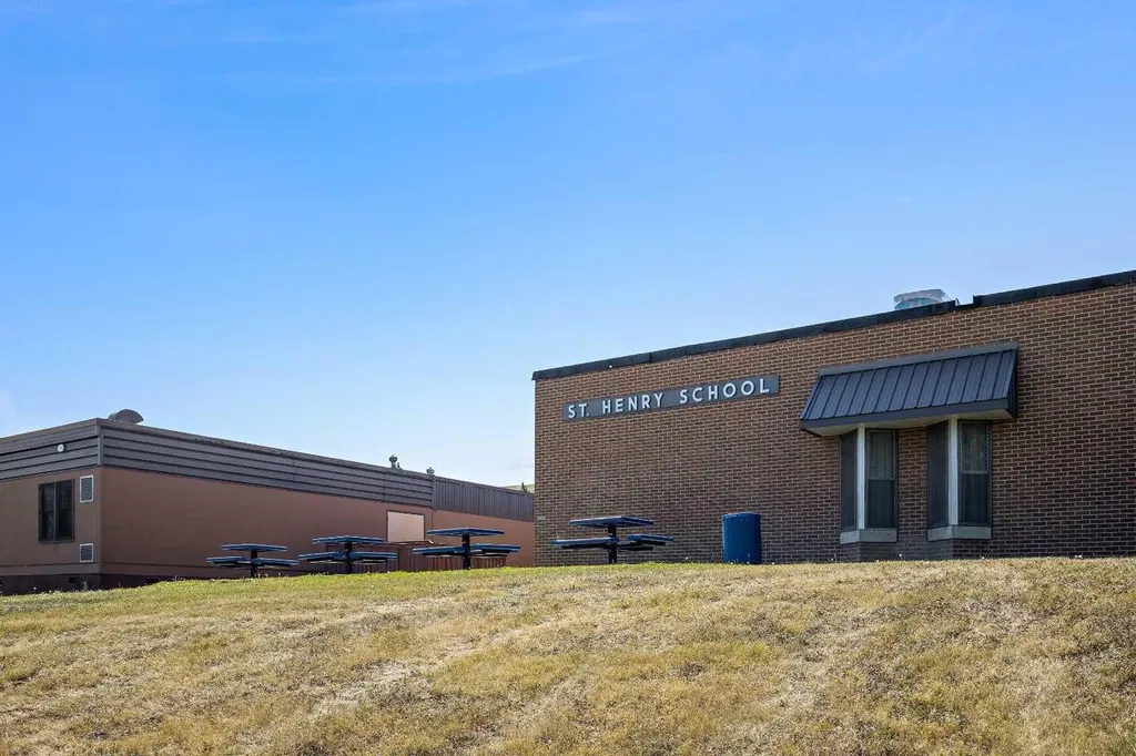 7035 Huntercrest Road NW Calgary AB T2K 4J9