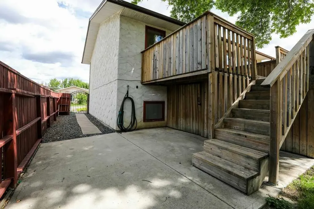 316 Leaside Avenue S Lethbridge AB T1J 4J2
