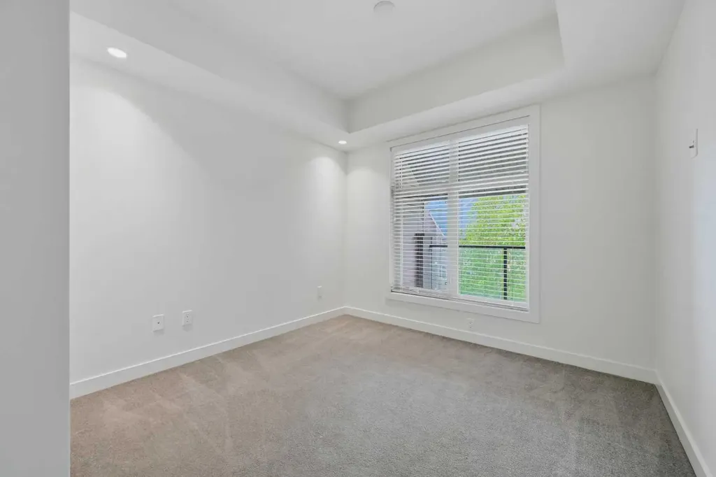 25 Aspenmont Heights SW Calgary AB T3H 0E4