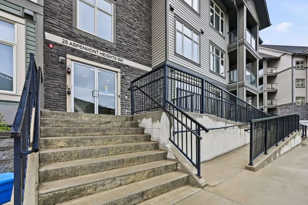 25 Aspenmont Heights SW Calgary AB T3H 0E4