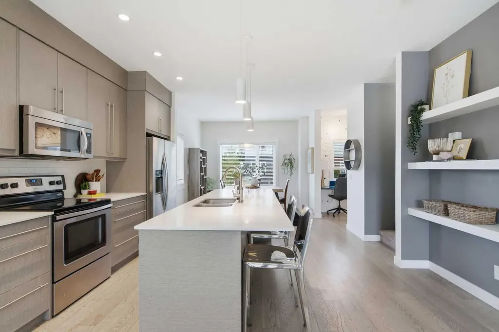 5305 32 Avenue SW Calgary AB T3E 8A2