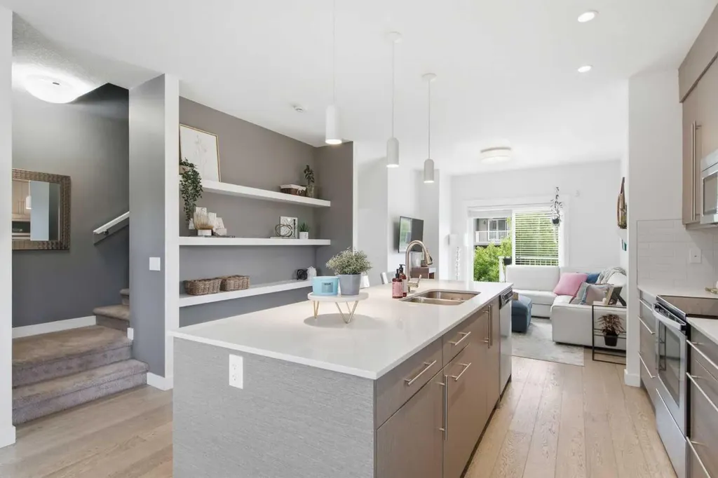 5305 32 Avenue SW Calgary AB T3E 8A2
