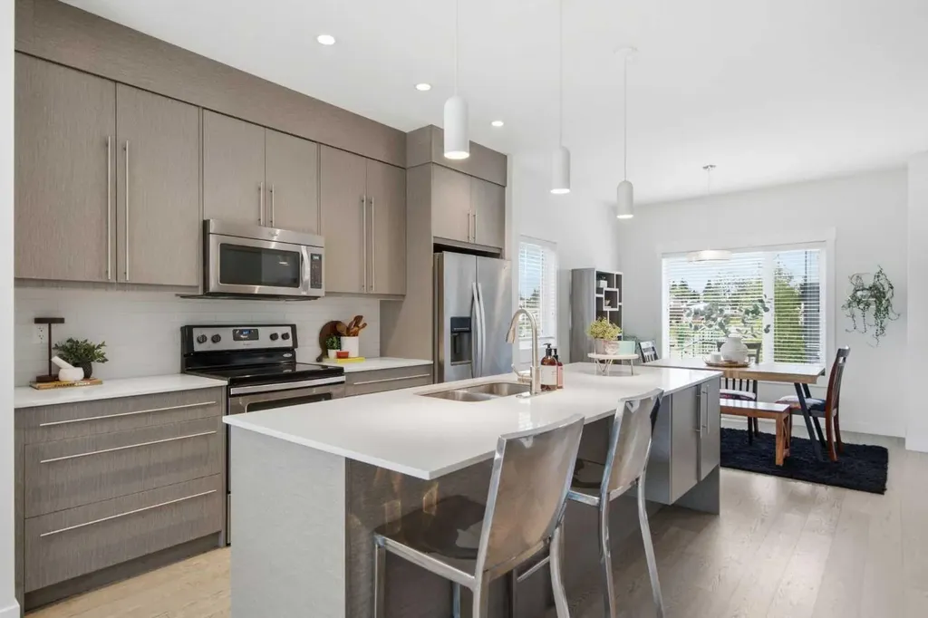 5305 32 Avenue SW Calgary AB T3E 8A2