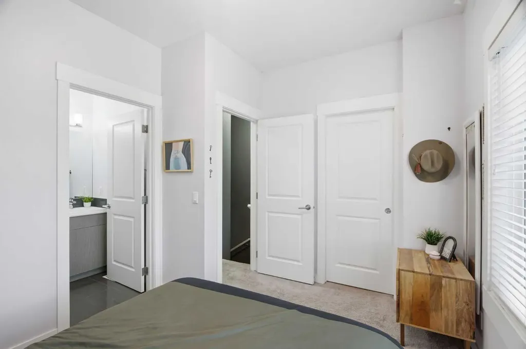 5305 32 Avenue SW Calgary AB T3E 8A2