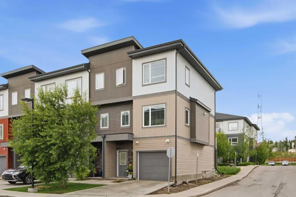 5305 32 Avenue SW Calgary AB T3E 8A2