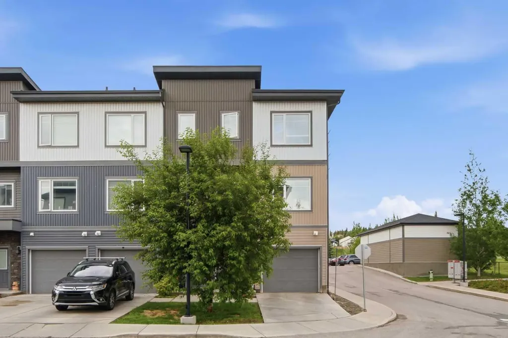 5305 32 Avenue SW Calgary AB T3E 8A2