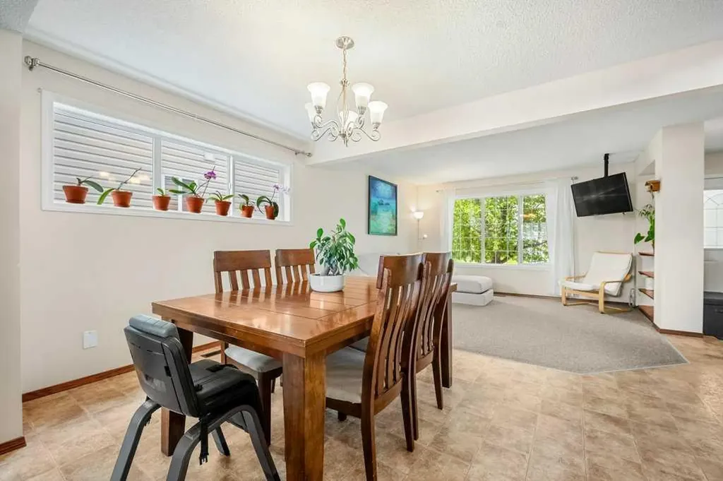 44 Everridge Way SW Calgary AB T2Y 4S7