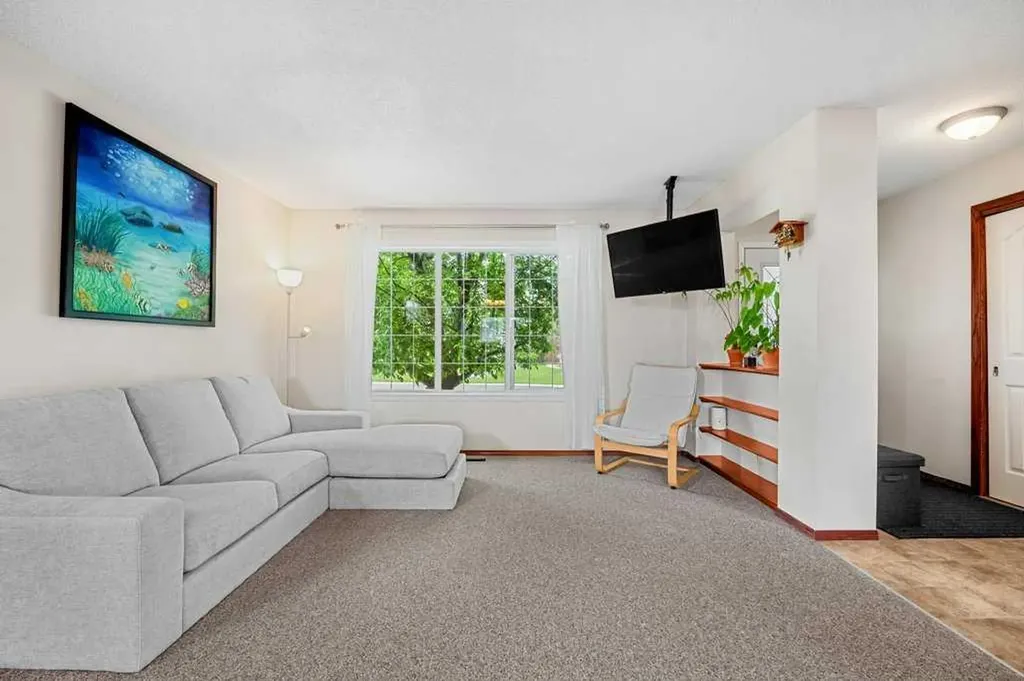 44 Everridge Way SW Calgary AB T2Y 4S7