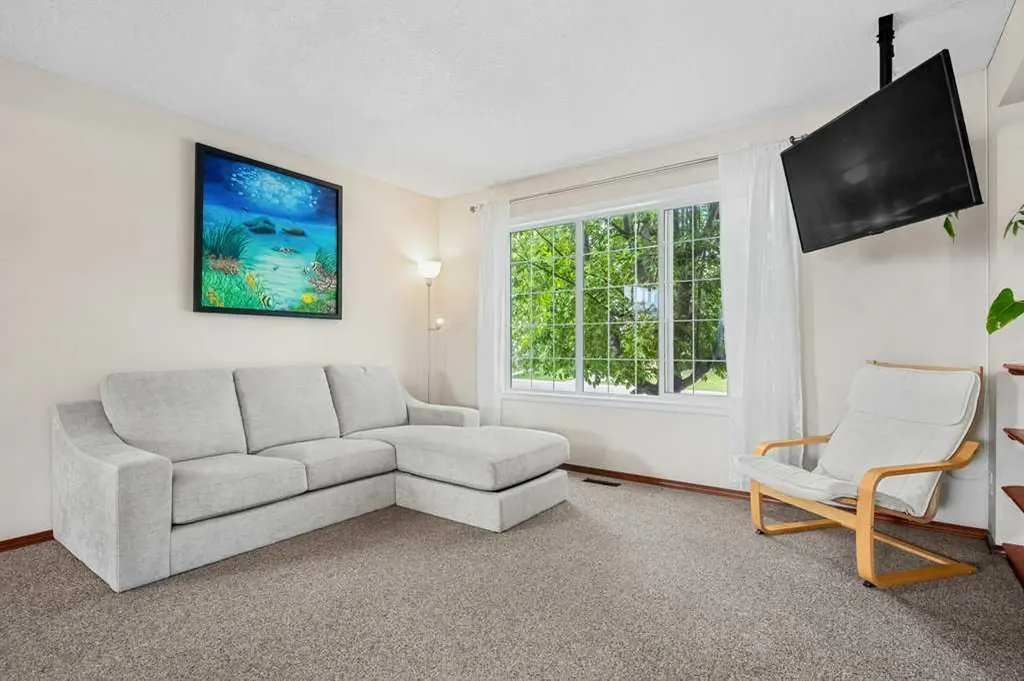 44 Everridge Way SW Calgary AB T2Y 4S7