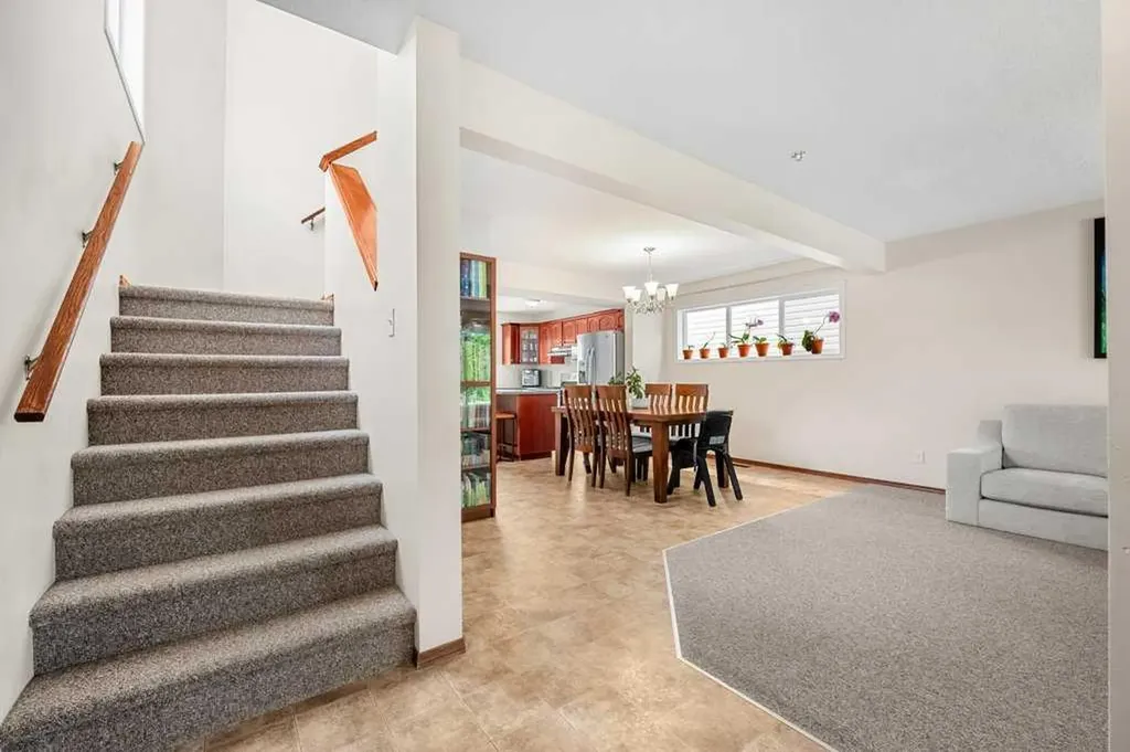 44 Everridge Way SW Calgary AB T2Y 4S7