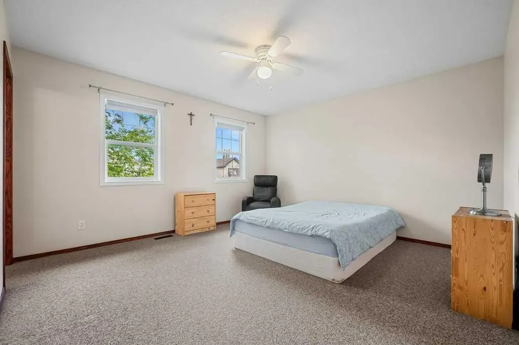 44 Everridge Way SW Calgary AB T2Y 4S7