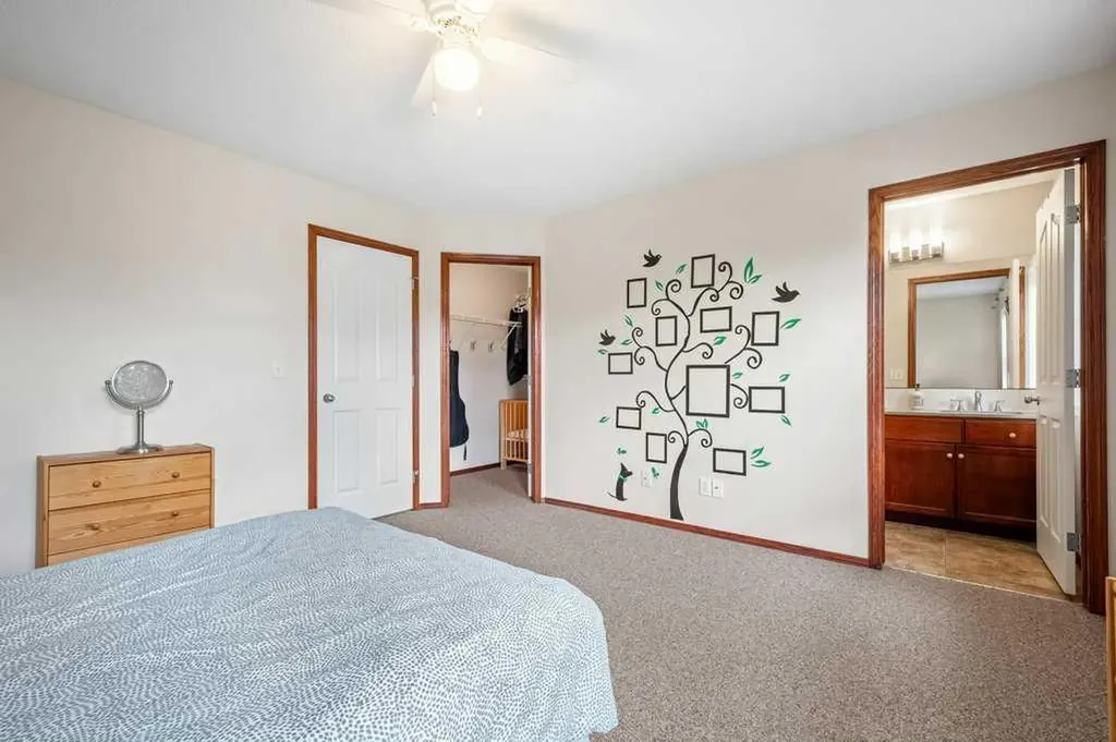 44 Everridge Way SW Calgary AB T2Y 4S7