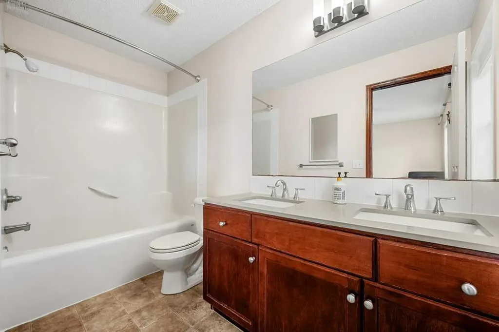 44 Everridge Way SW Calgary AB T2Y 4S7