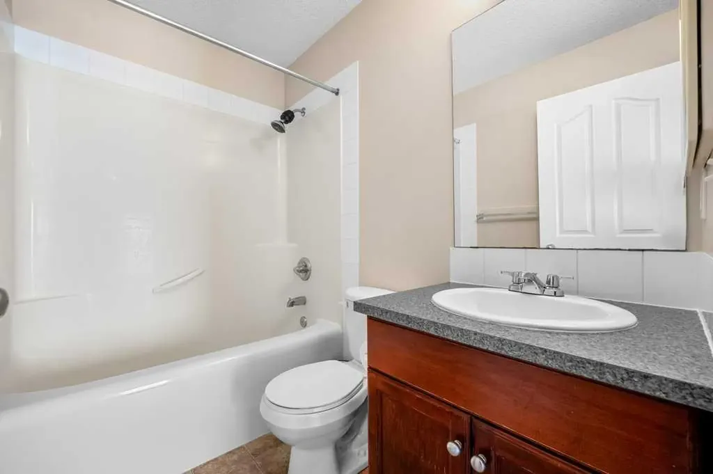 44 Everridge Way SW Calgary AB T2Y 4S7