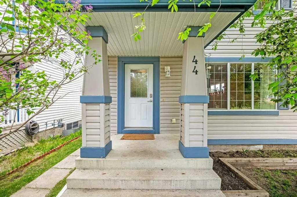 44 Everridge Way SW Calgary AB T2Y 4S7