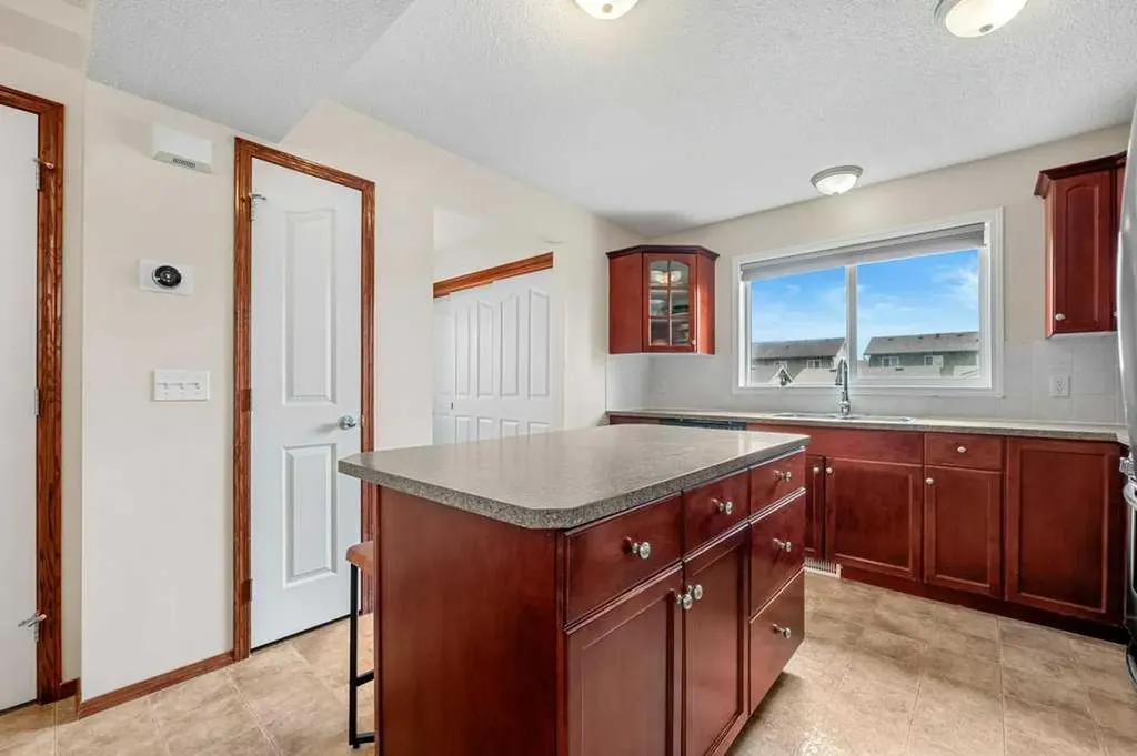 44 Everridge Way SW Calgary AB T2Y 4S7