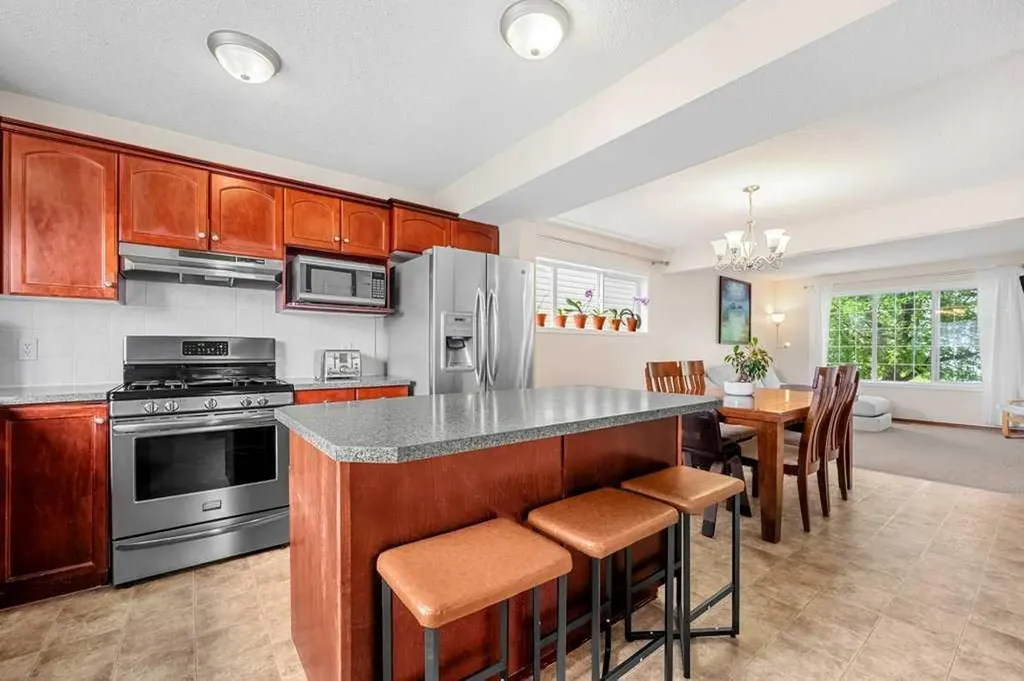 44 Everridge Way SW Calgary AB T2Y 4S7