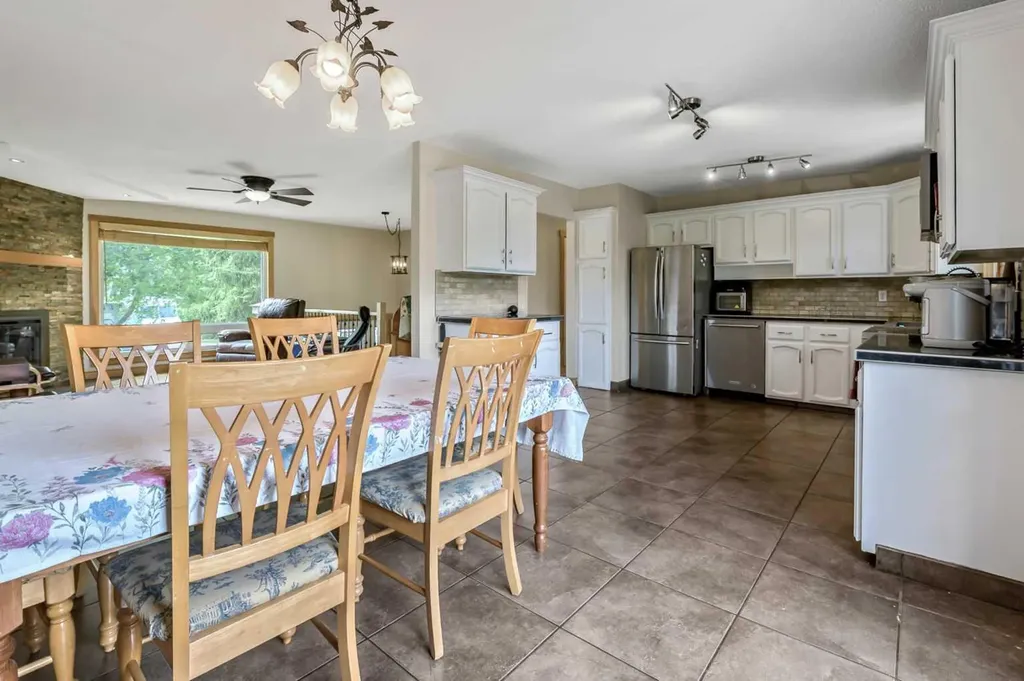 12 Robinson Drive Okotoks AB T1S 1C3