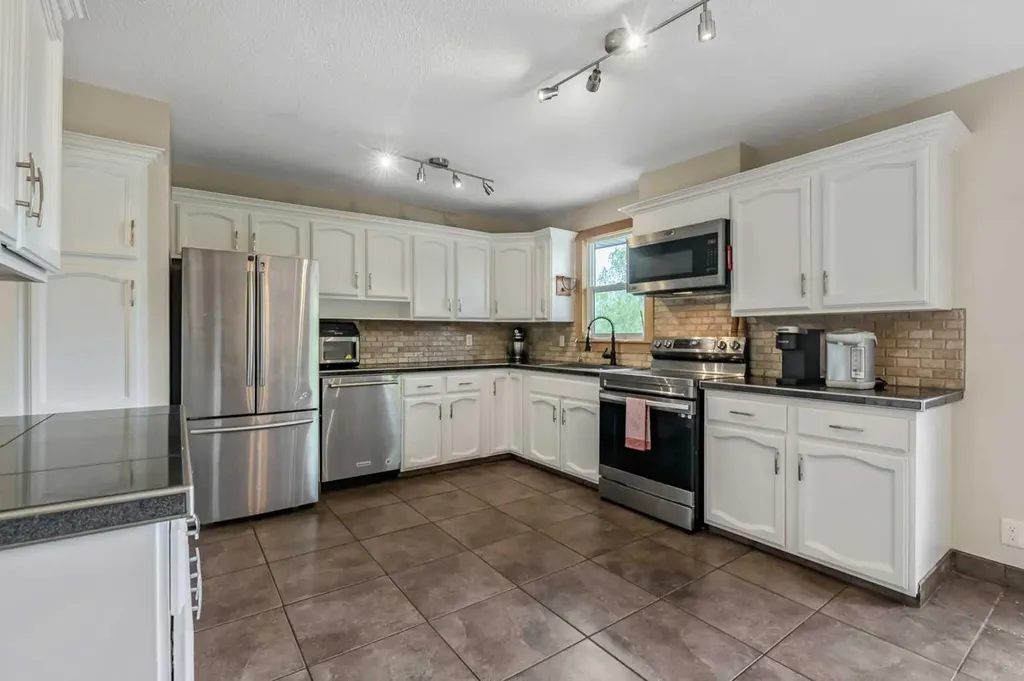 12 Robinson Drive Okotoks AB T1S 1C3