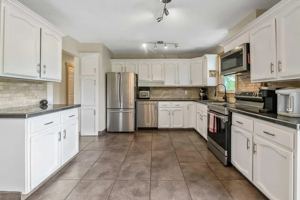 12 Robinson Drive Okotoks AB T1S 1C3