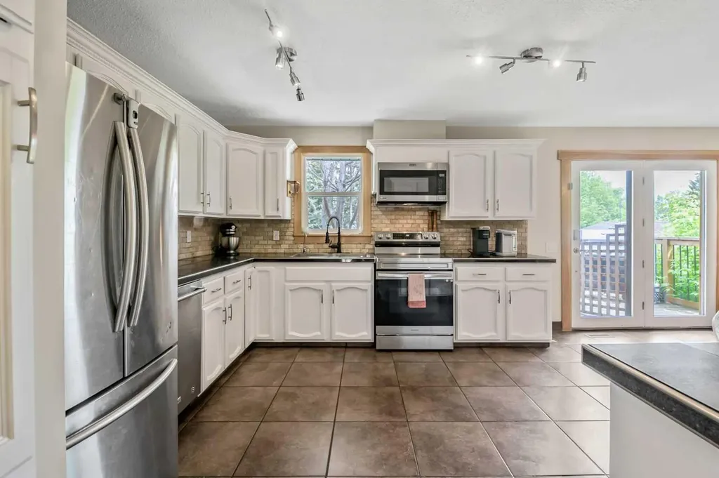 12 Robinson Drive Okotoks AB T1S 1C3